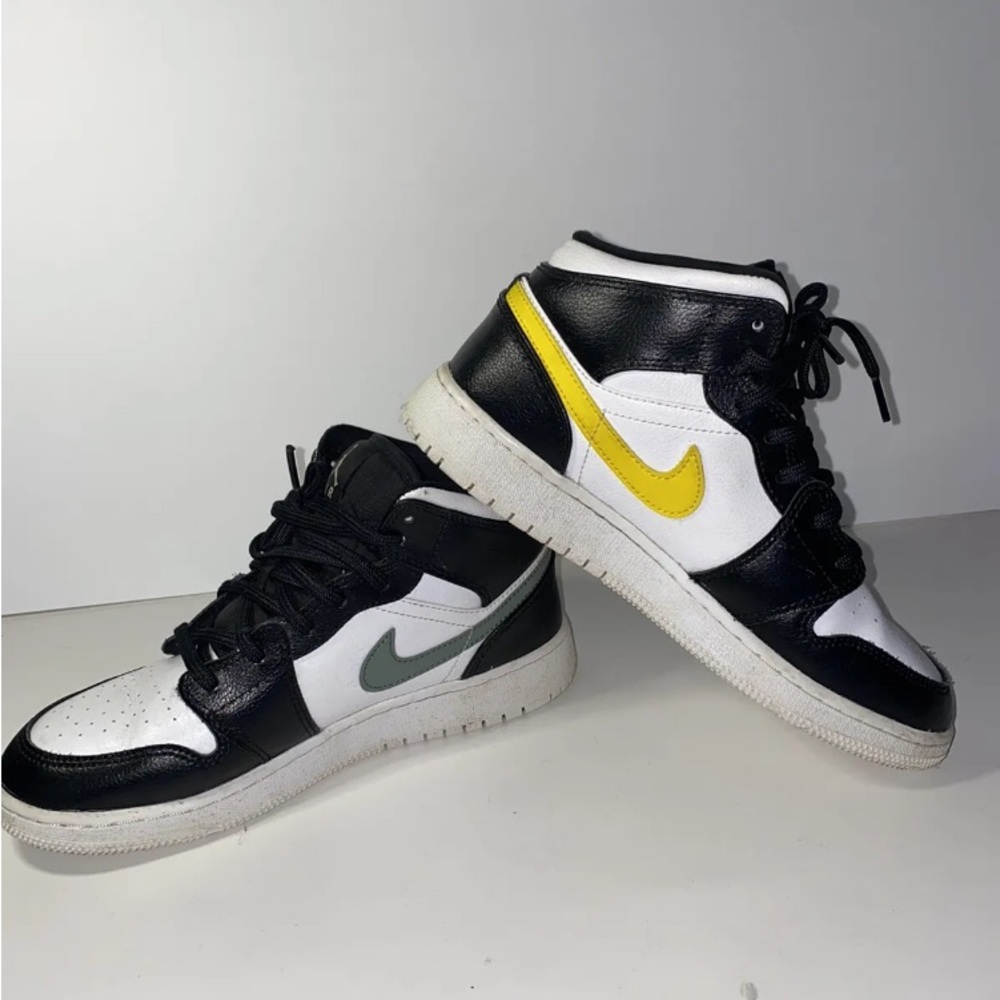 Nike Air Jordan 1 Mid Multi-color Swoosh 6Y Women’s 7.5 554725-052